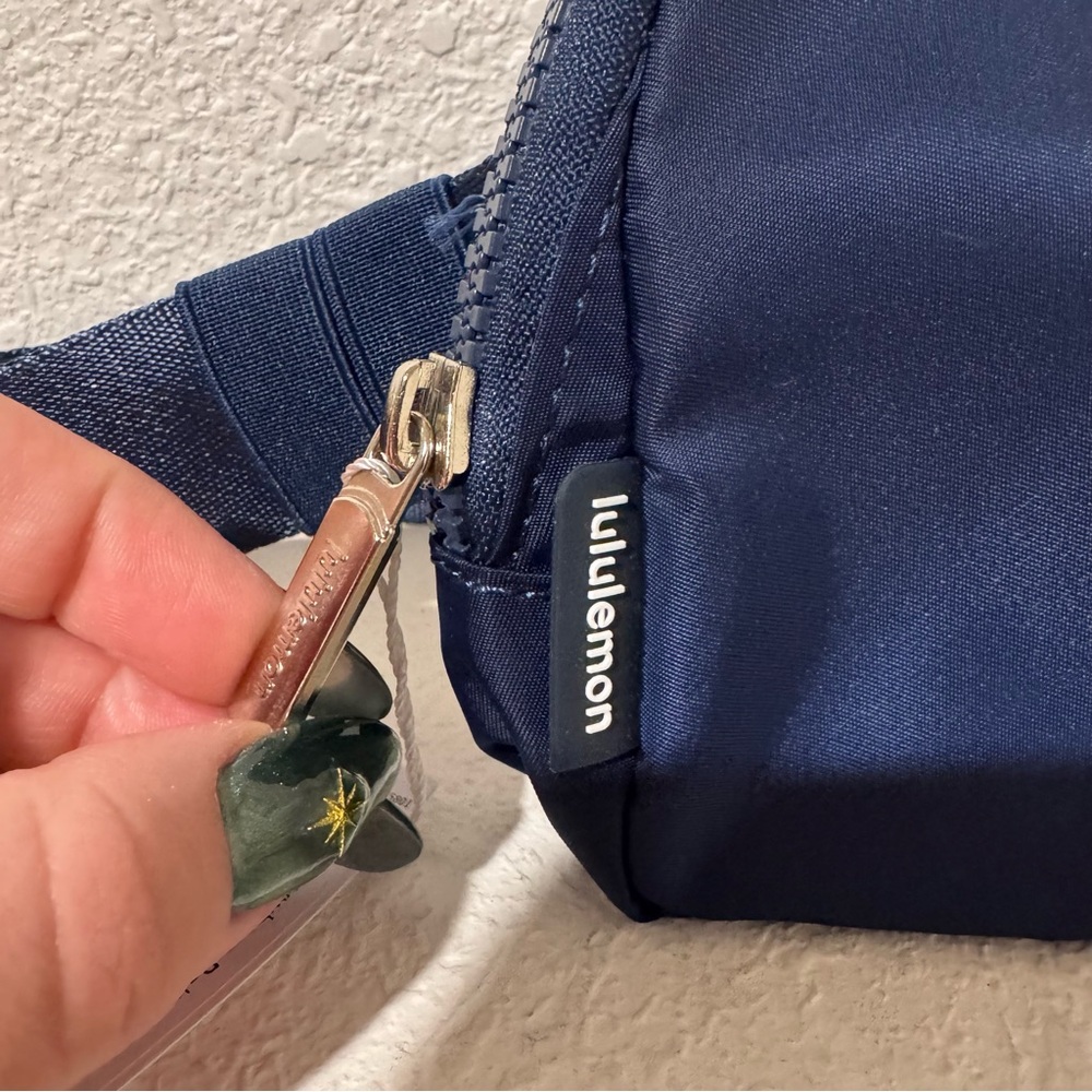 NWT Lululemon Everywhere Belt Bag Large 2L Long Strap | Dark Navy - Picture 7 of 11